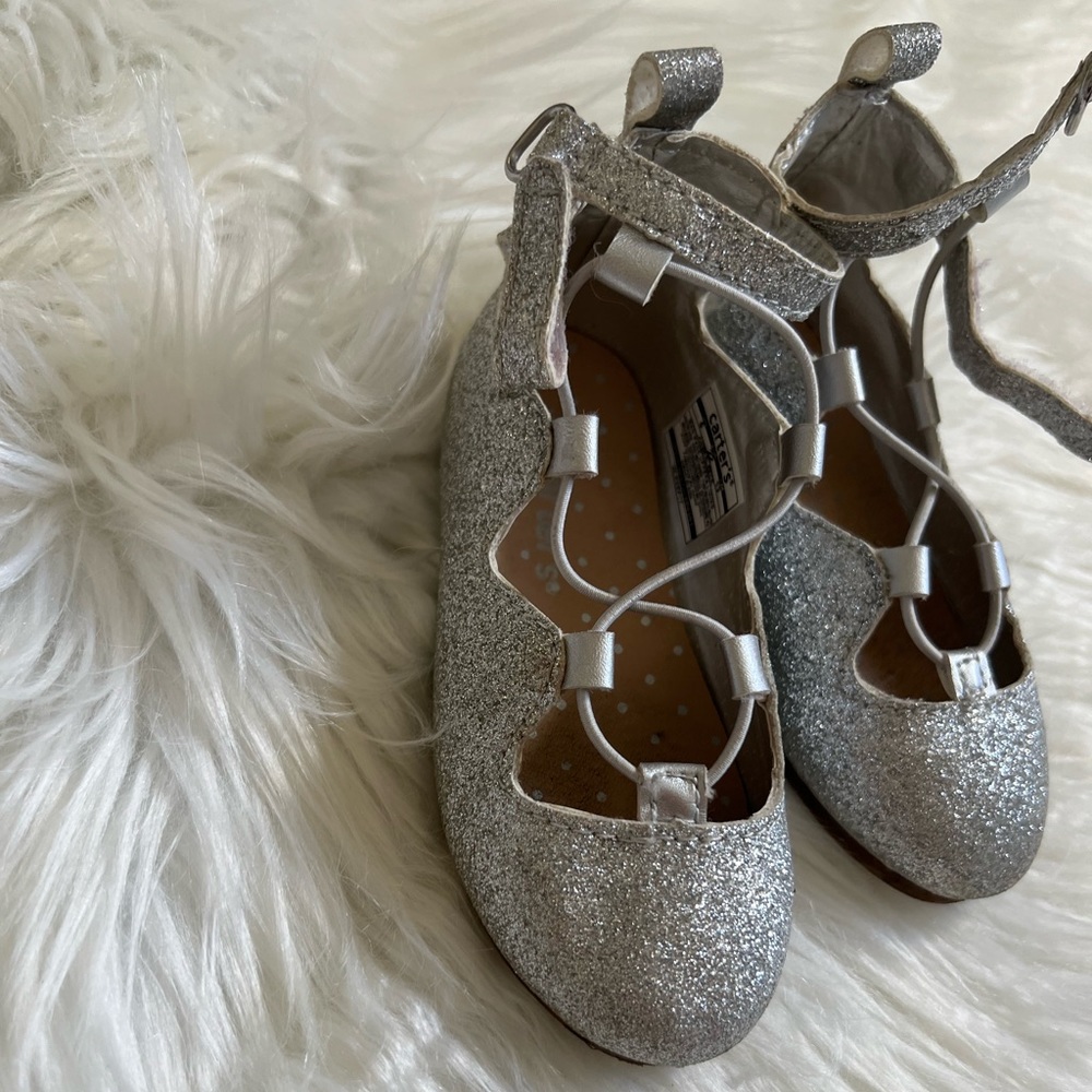 EUC Carter’s Toddler Girl Silver Glittery Dress Shoes SZ 6🤍 - Picture 2 of 8